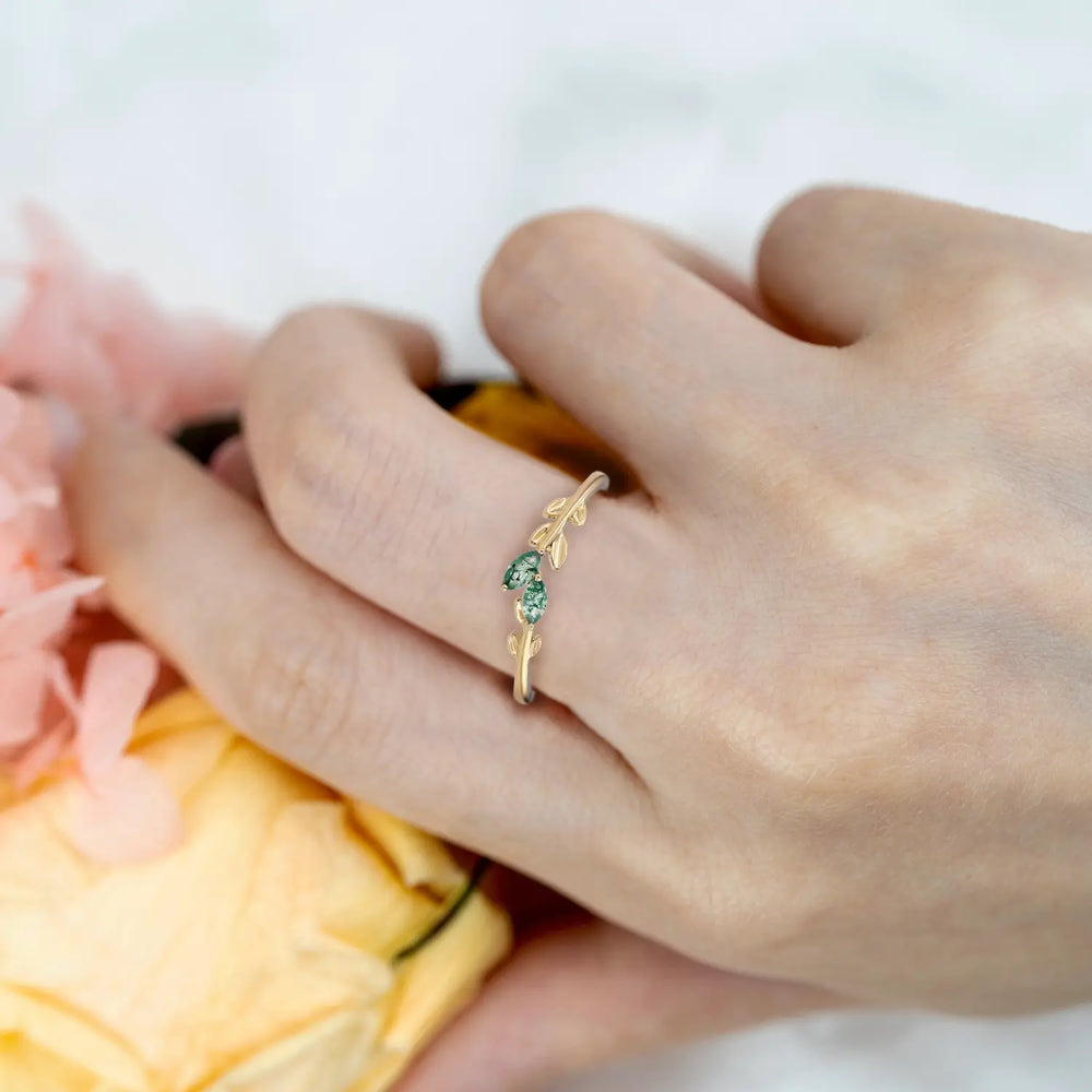 Anillo de boda de banda ancha en oro amarillo con ágata musgo verde, diseño elegante y natural para pareja.
