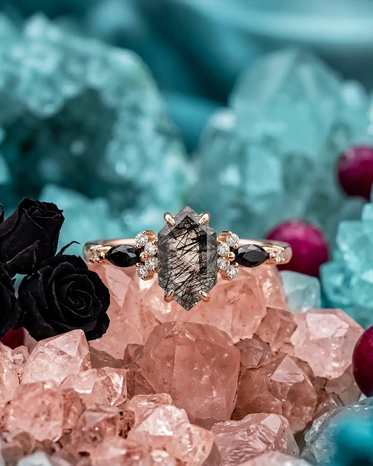 Anillo de Compromiso de Cuarzo Rutilado Negro Hexagonal – Exclusivo Clúster de Oro de 18K
