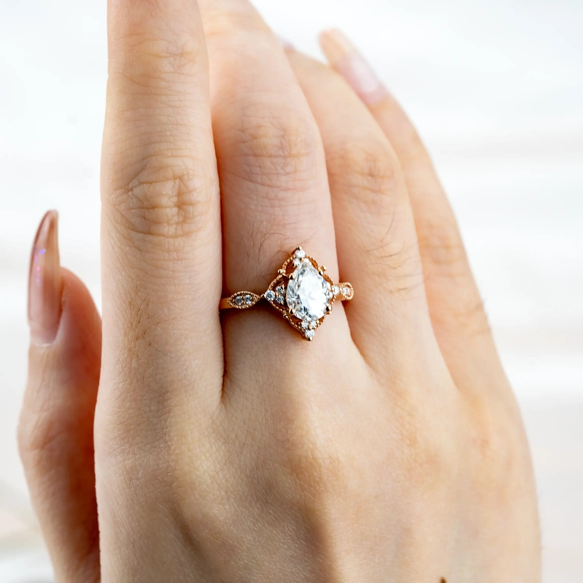 Elysium Vintage Birnenförmiger Moissanit-Ring – Maßgefertigte Verlobungsringe