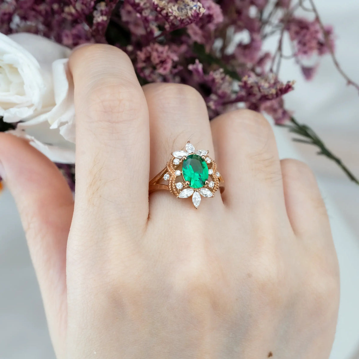 Bague de fiançailles en émeraude ovale de laboratoire - Bague de naissance céleste de mai