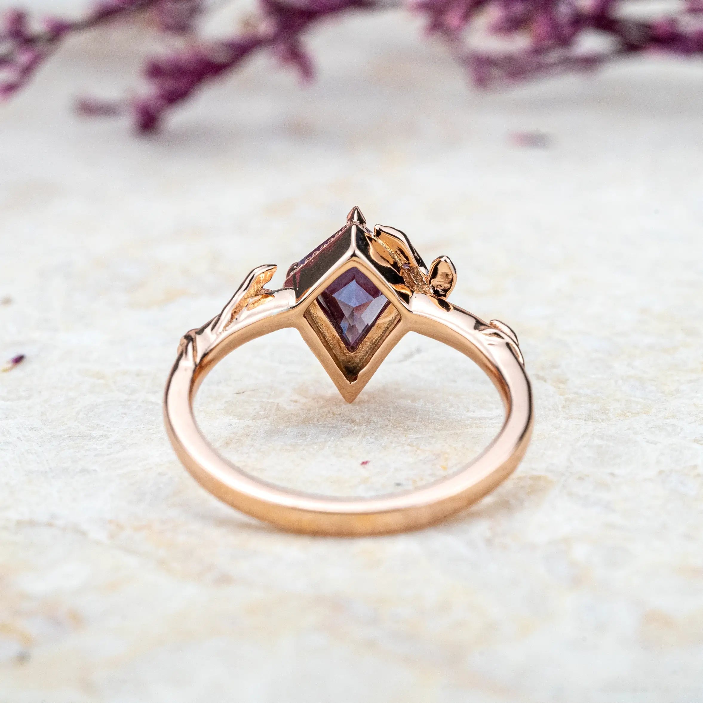 Anillo de hoja de alexandrita corte cometa Alexia | Joyería de aniversario minimalista