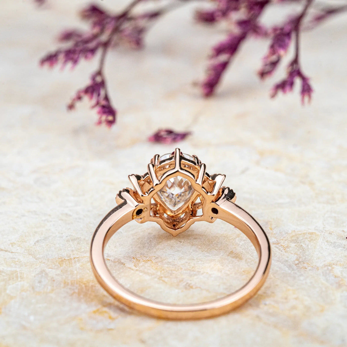 Vintage-Verlobungsring mit Stern- und Mondmotiv und Moissanit – Einzigartiges Birnenschliff-Design