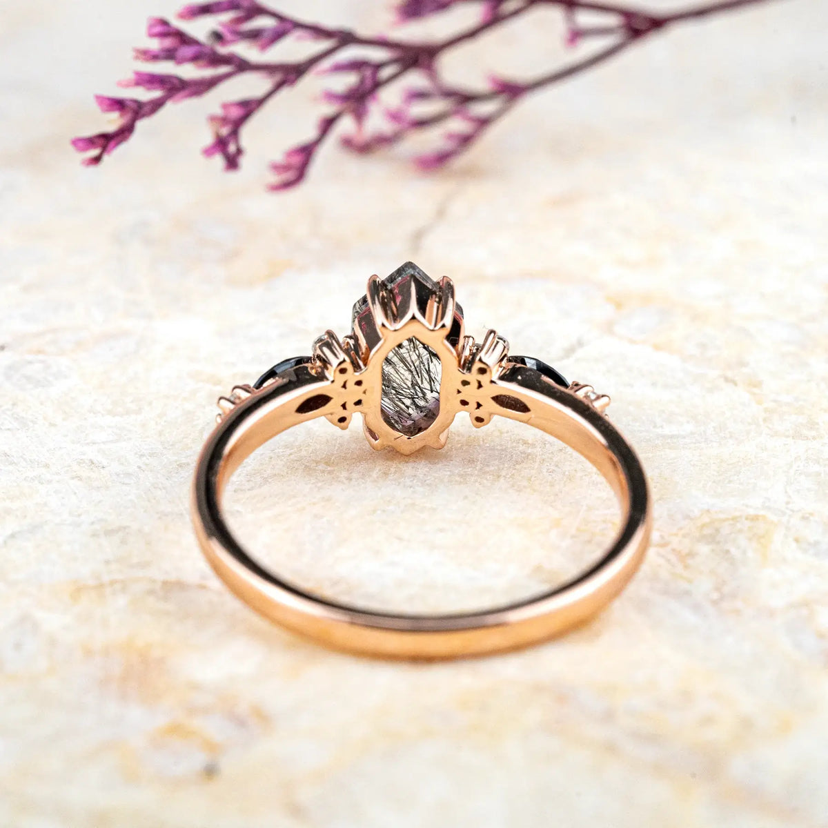 Anillo de Compromiso de Cuarzo Rutilado Negro Hexagonal – Exclusivo Clúster de Oro de 18K