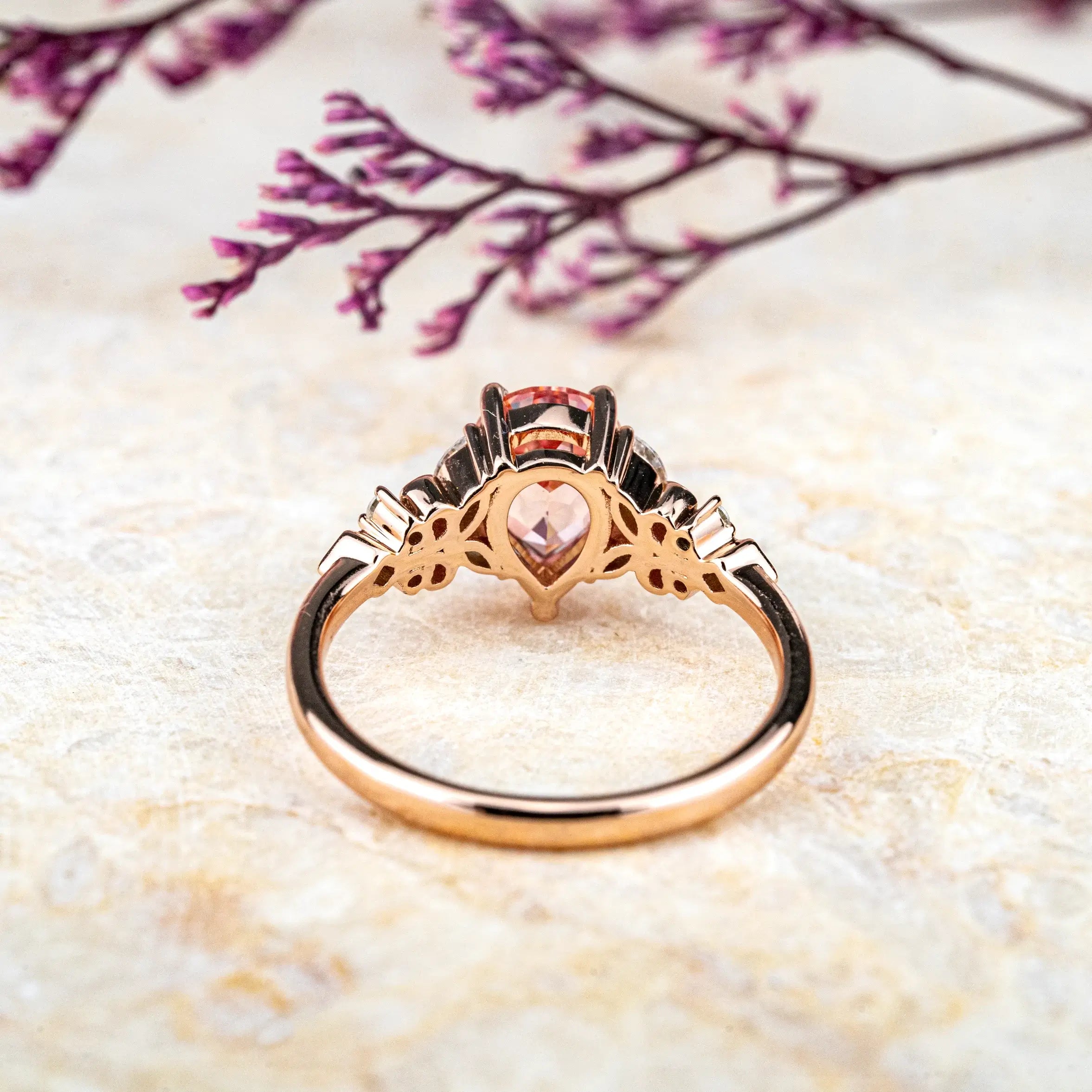 Anillo de Promesa de Cuarzo Rosa en Corte Pera | Anillos de Compromiso Únicos