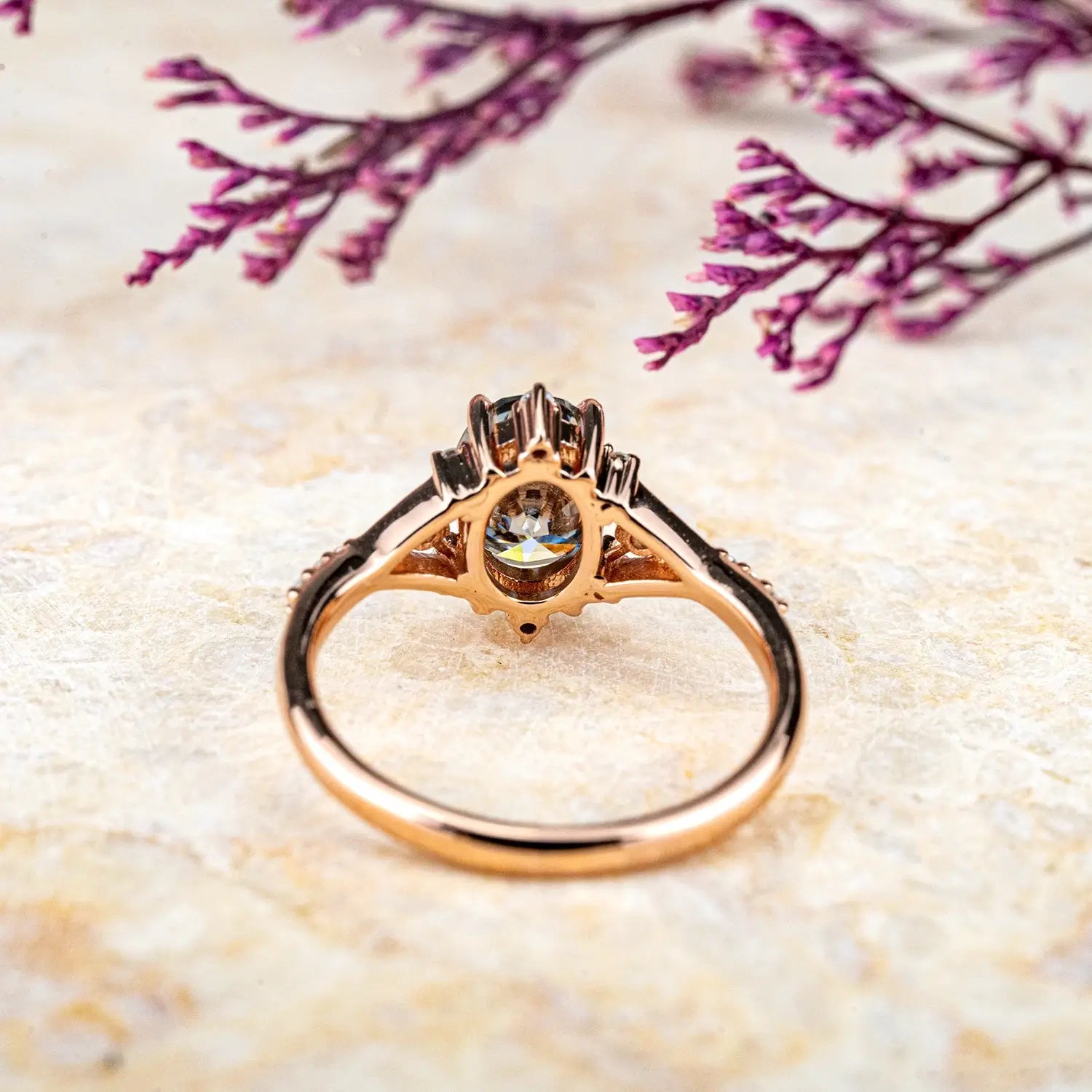 Anillo de Moissanita Gris Ovalado – Anillos de Compromiso Únicos y Contemporáneos