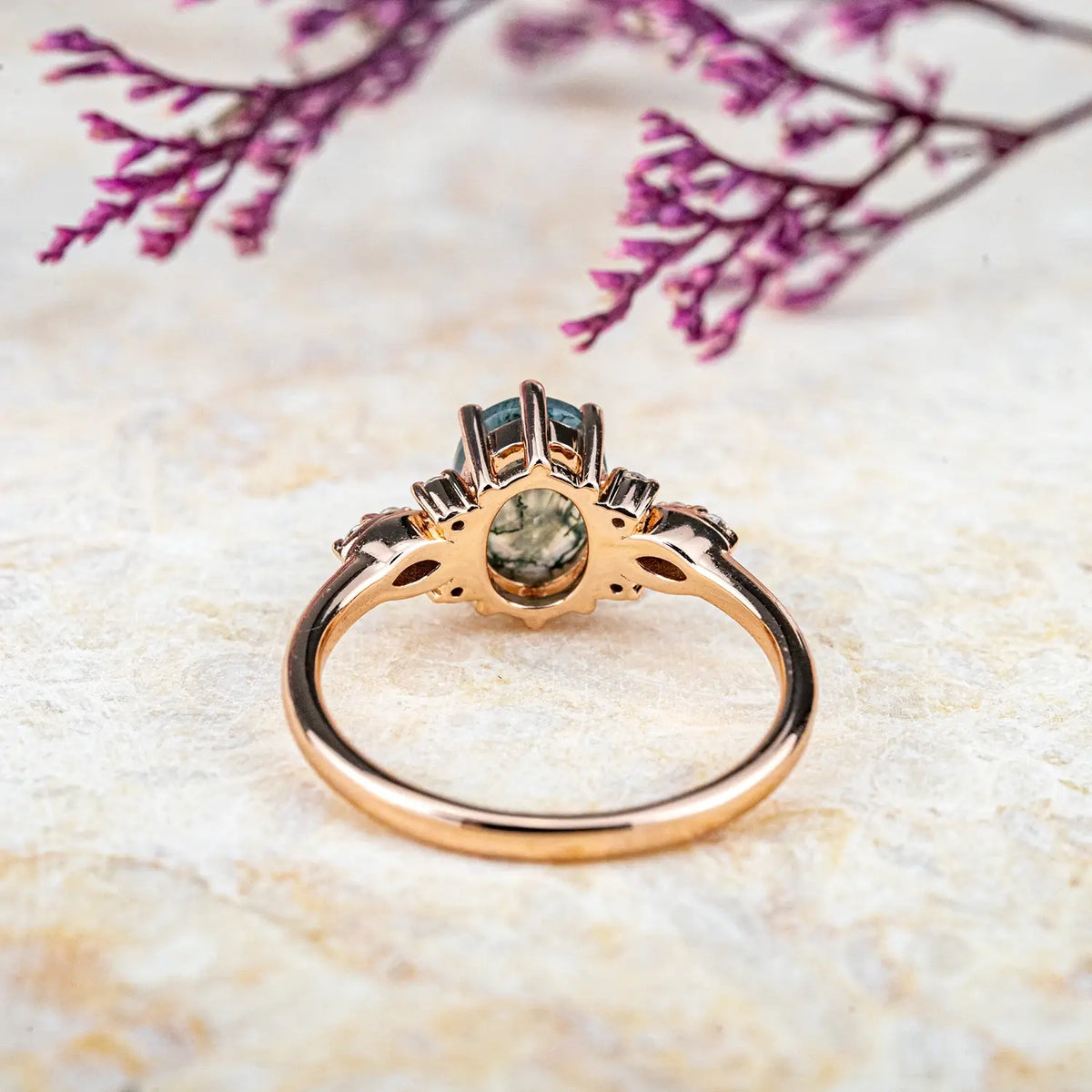 Bague ovale en agate mousse et or rose – Un design unique et élégant d'inspiration florale
