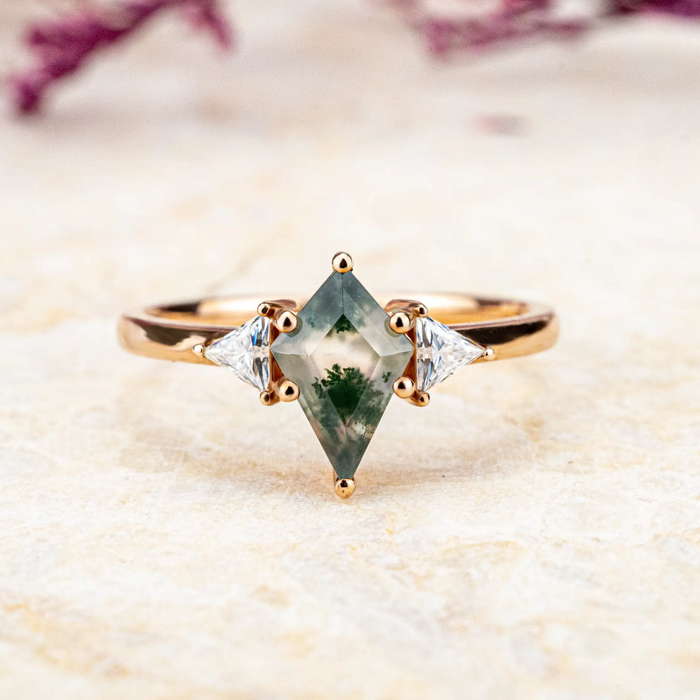 Verlobungsring mit Moosachat, Detailansicht des handgefertigten Designs