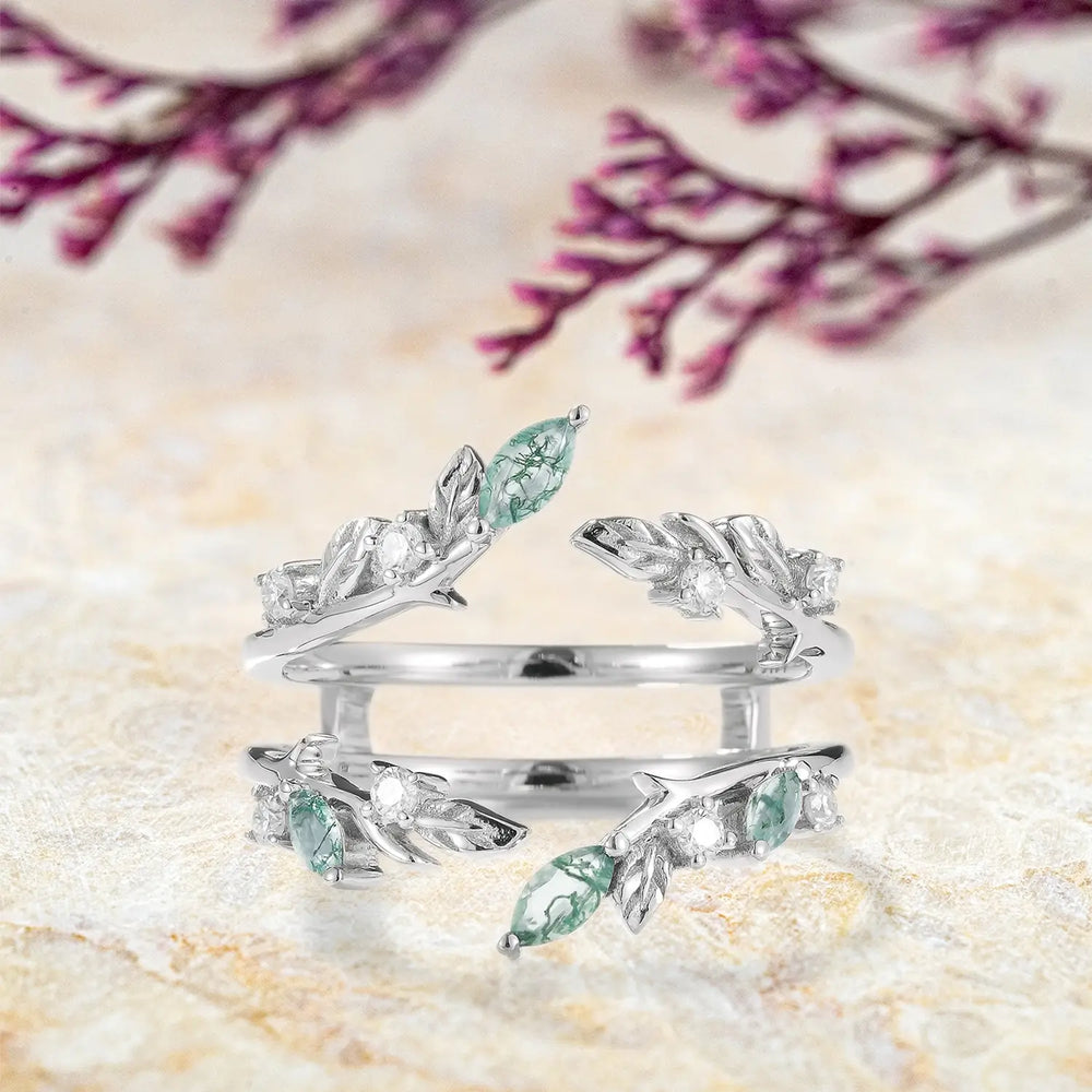 Pareja de anillos de boda a juego con hoja y ágata musgosa, diseño elegante de joyería artesanal para ella y él.
