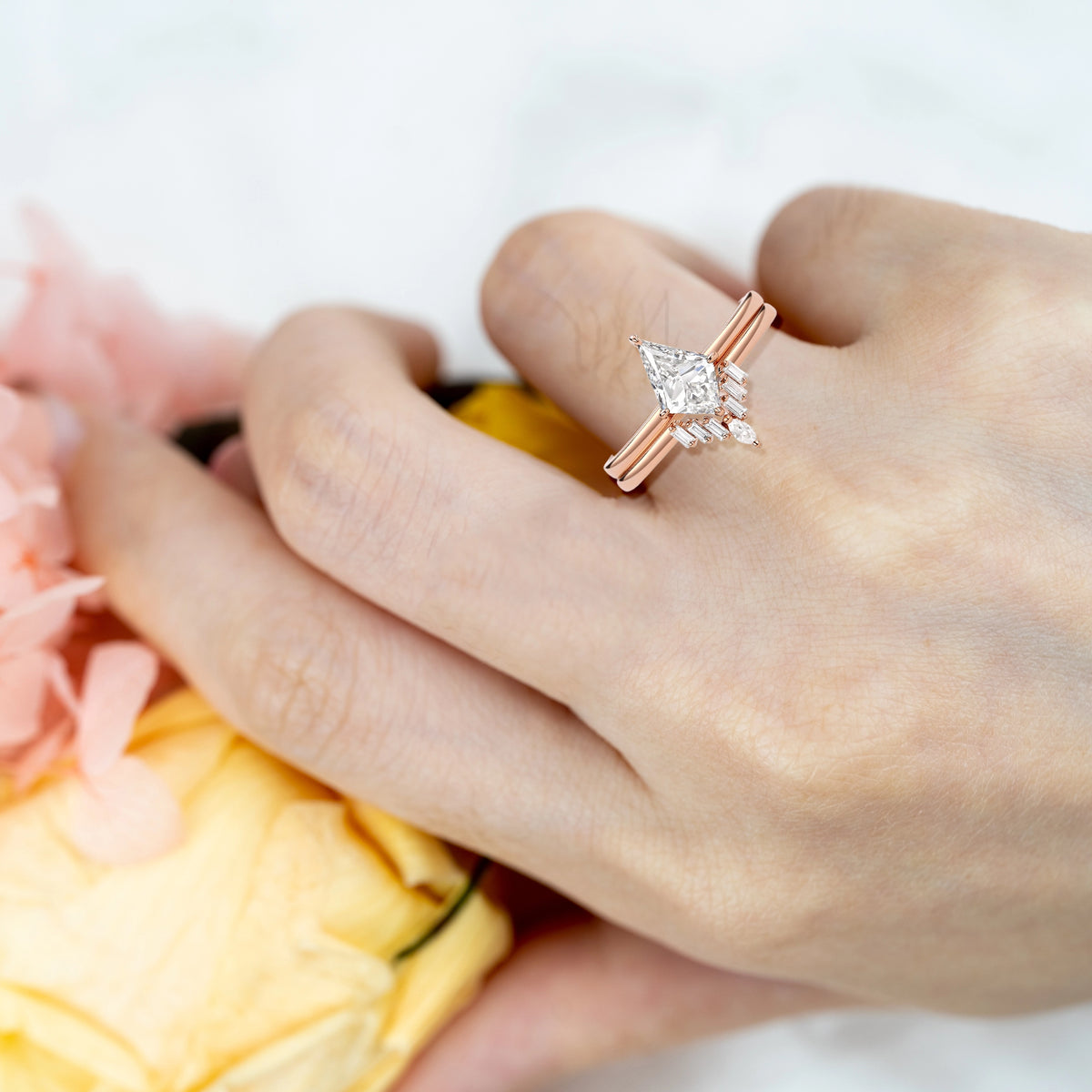 Ensemble de bagues Stellar Elegance - Bagues de fiançailles en diamant de laboratoire taille cerf-volant