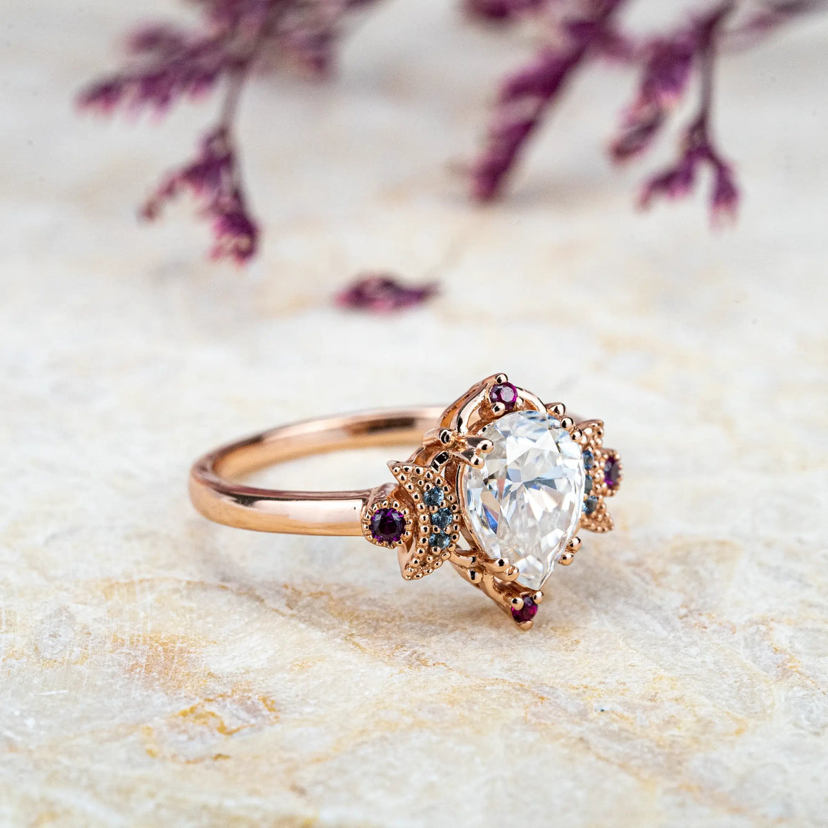 Vintage-Verlobungsring mit Stern- und Mondmotiv und Moissanit – Einzigartiges Birnenschliff-Design