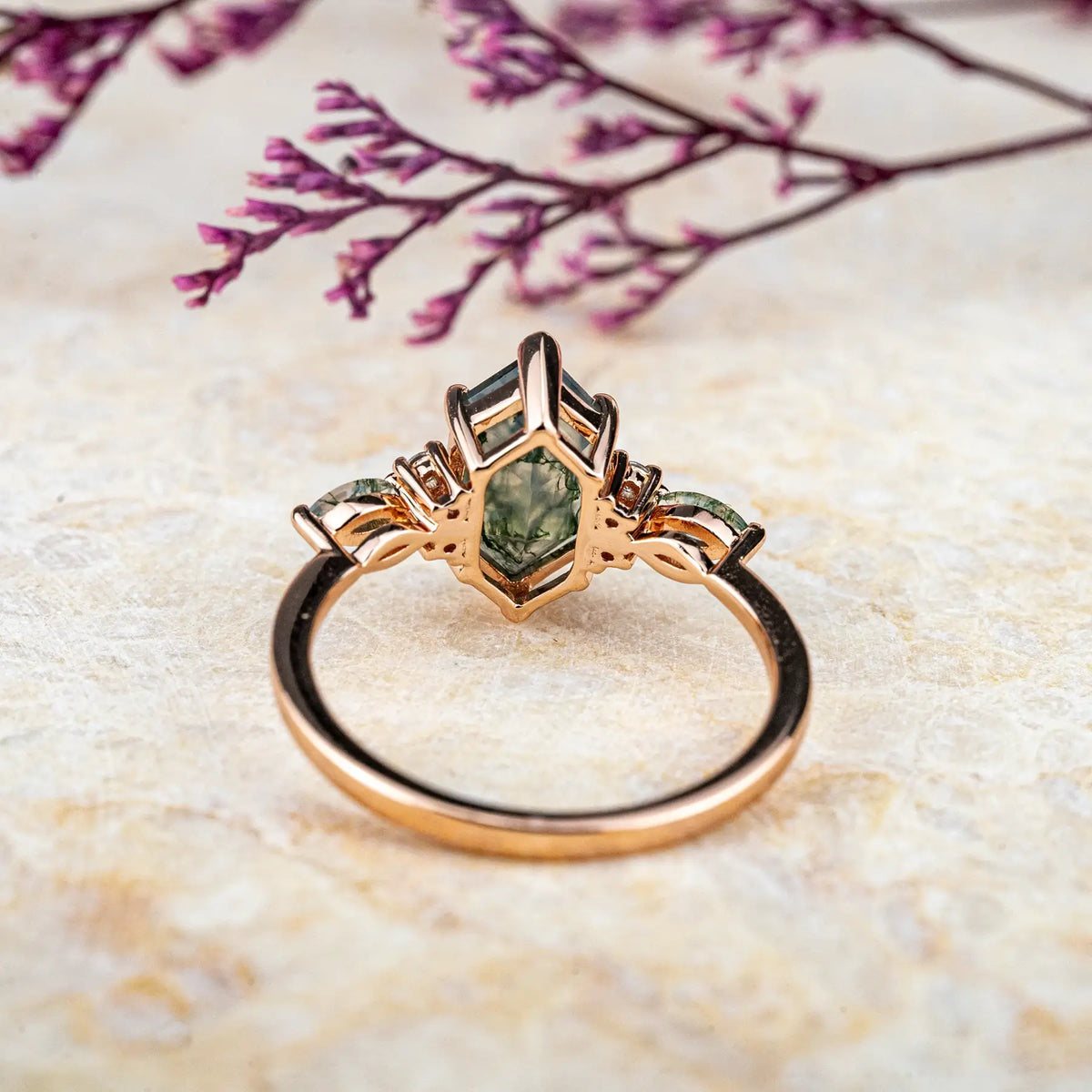 Bague allongée en agate mousse hexagonale – Motif artistique en grappe