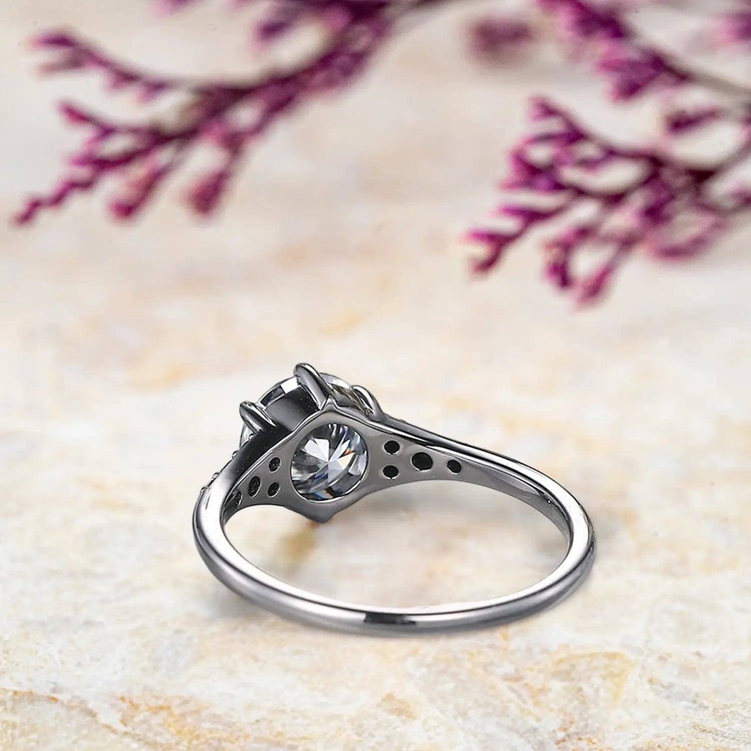 Alternative engagement ring in black PVD solid gold with onyx details