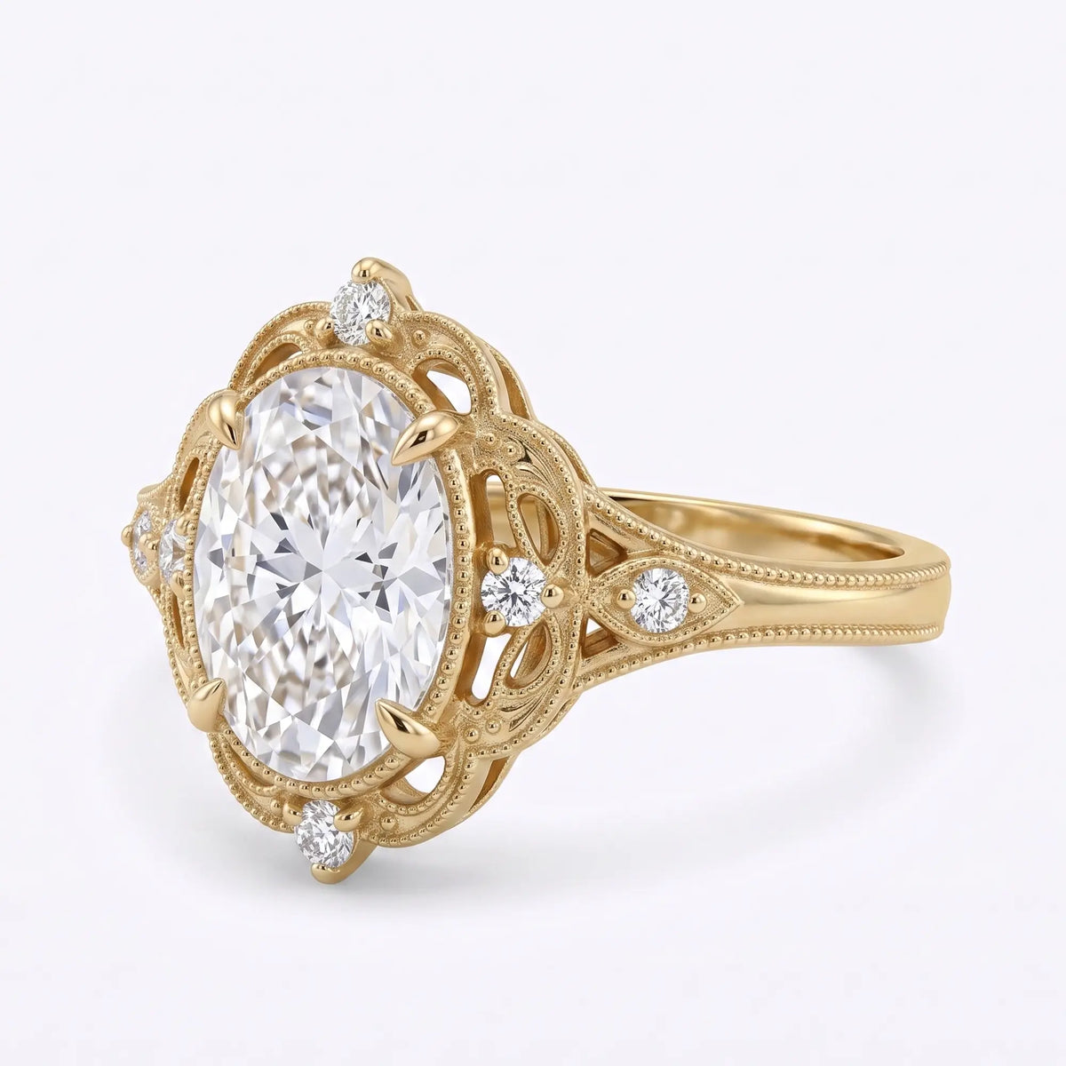 Vista laterale di un anello di fidanzamento Edwardian in moissanite ovale con montatura traforata lavorata