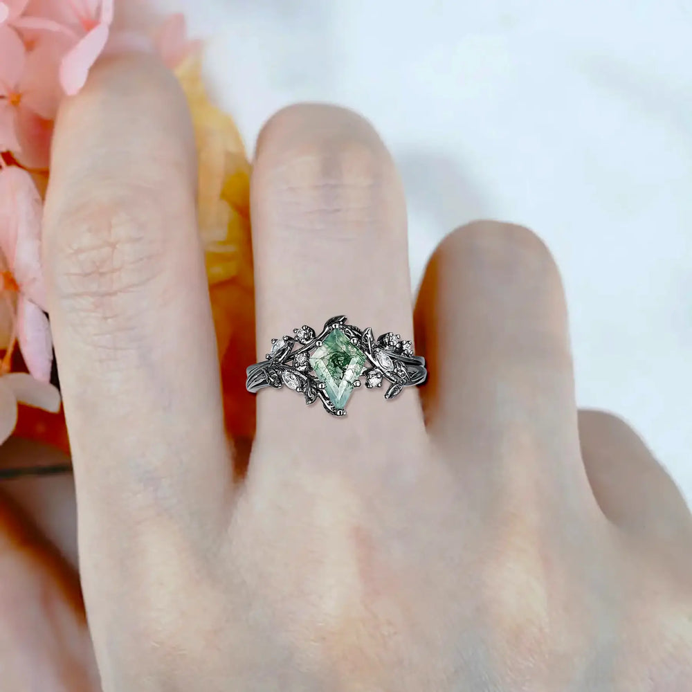 Anillo de compromiso de plata con ágata musgo y detalles en oro, diseño artesanal inspirado en la naturaleza, regalo perfecto para aniversario.